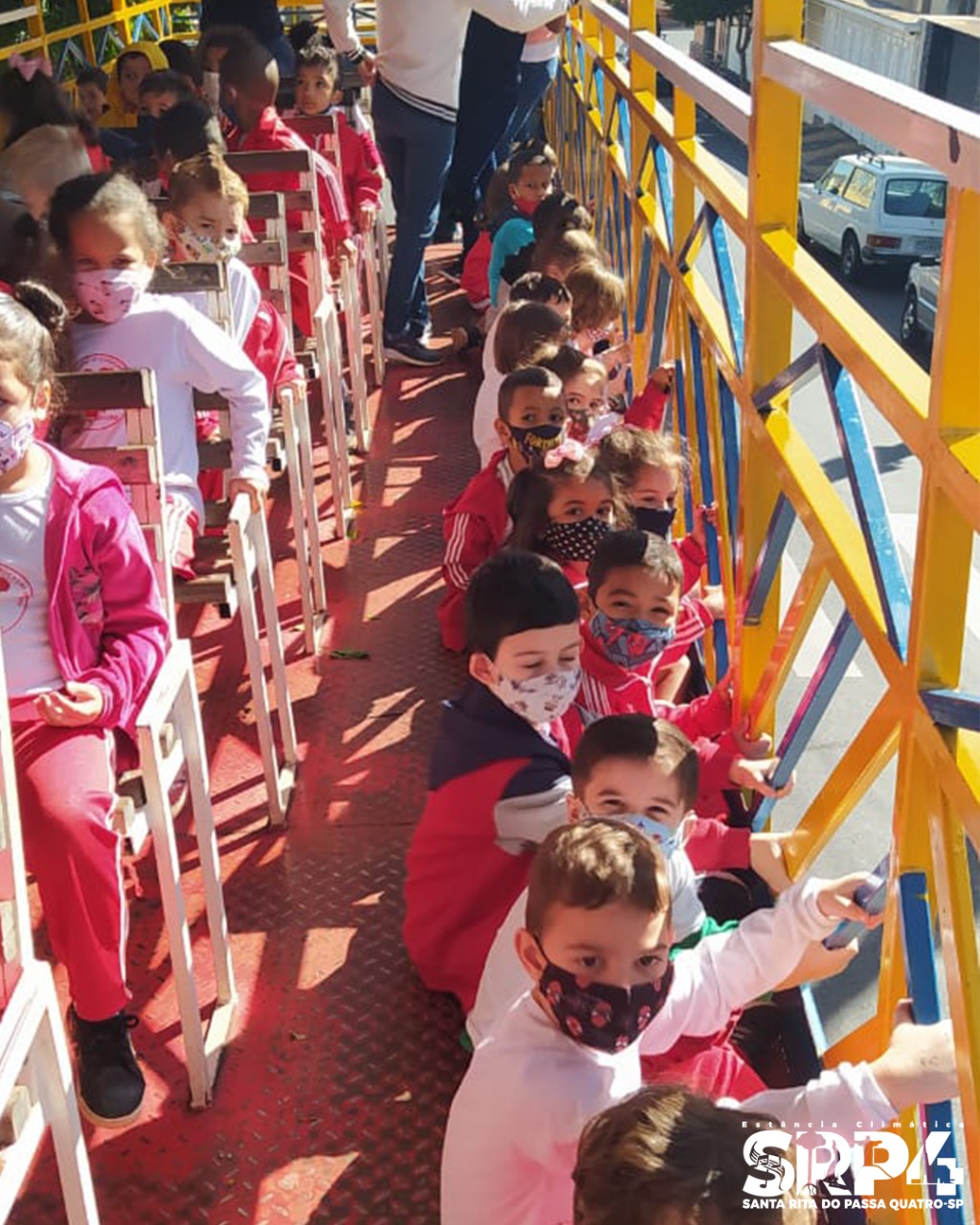 Carreta da Alegria atrai crianças e famílias patenses para a praça central  da cidade